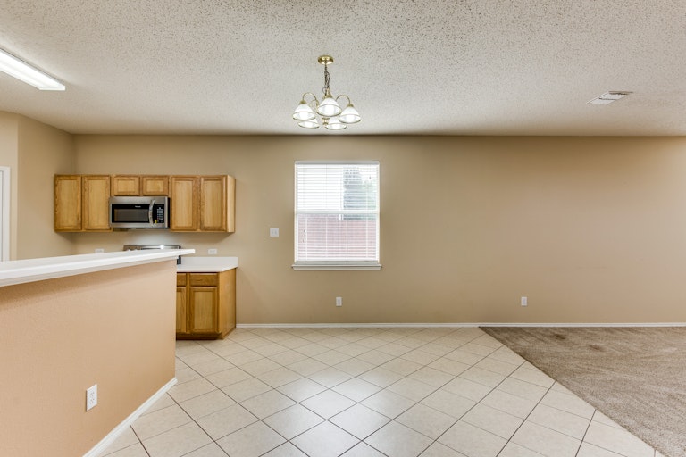 Photo 15 of 31 - 7900 Seven Oaks Ln, Denton, TX 76210