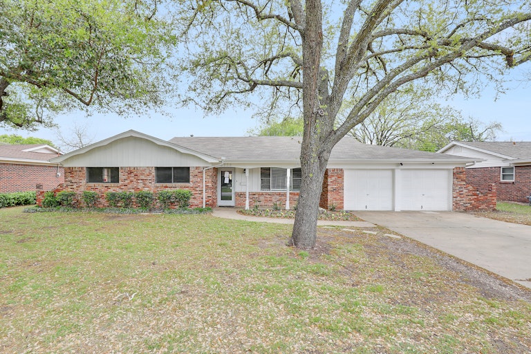 Photo 1 of 33 - 4909 Caton Dr, North Richland Hills, TX 76180