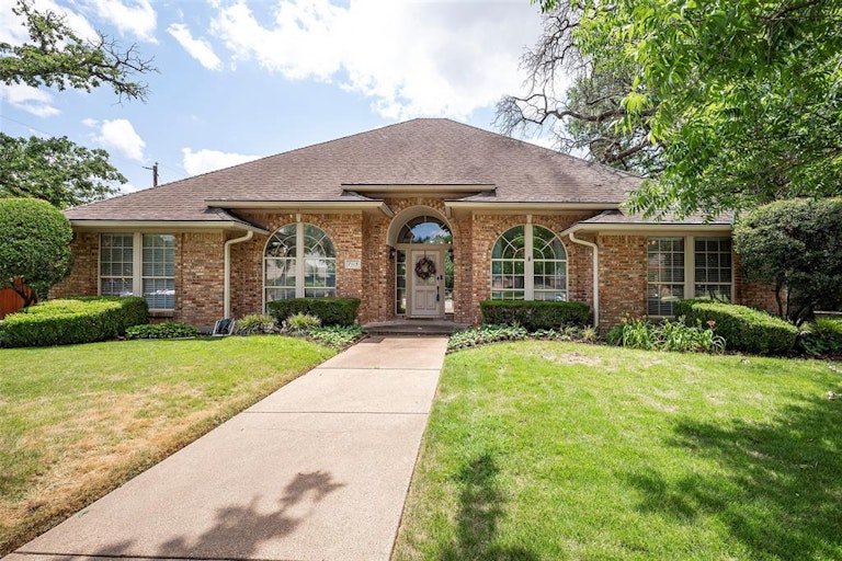 Photo 1 of 40 - 7115 Spruce Forest Ct, Arlington, TX 76001