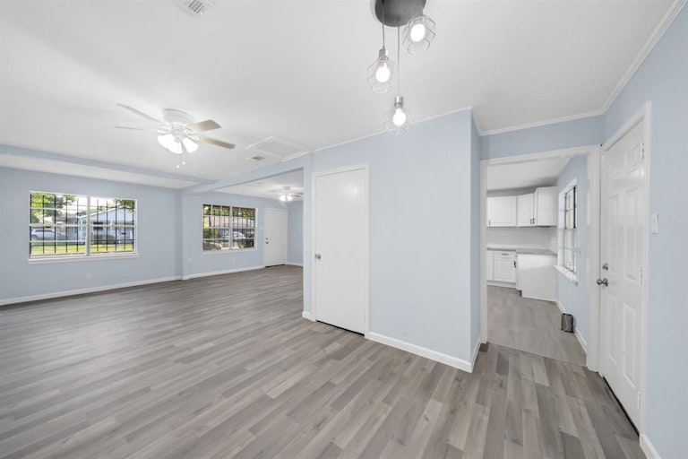 Photo 7 of 19 - 6302 Crane St, Houston, TX 77026