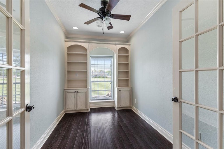 Photo 12 of 24 - 5903 Plantation Dr, Baytown, TX 77523