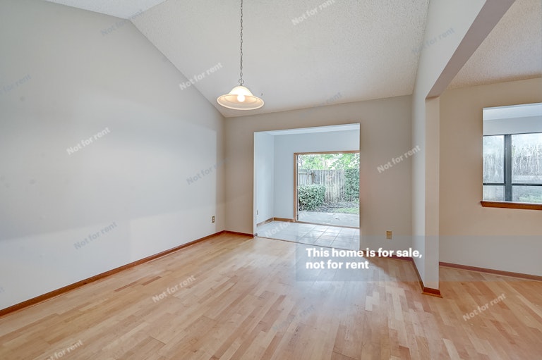 Photo 16 of 35 - 9943 Fawn Ridge Dr, Jacksonville, FL 32256