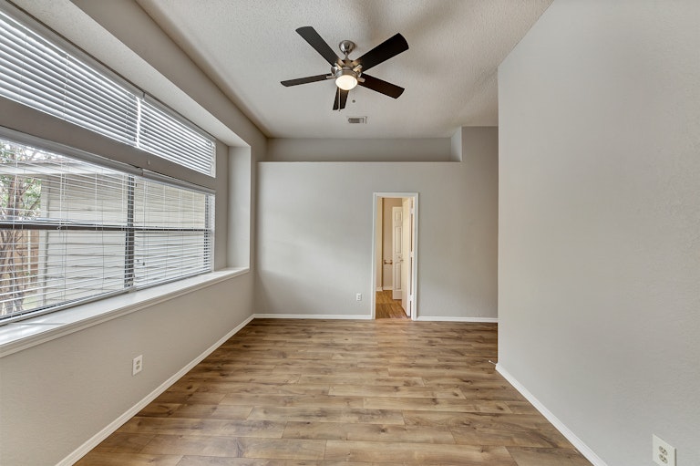 Photo 15 of 21 - 6401 Mercedes Dr, Arlington, TX 76001