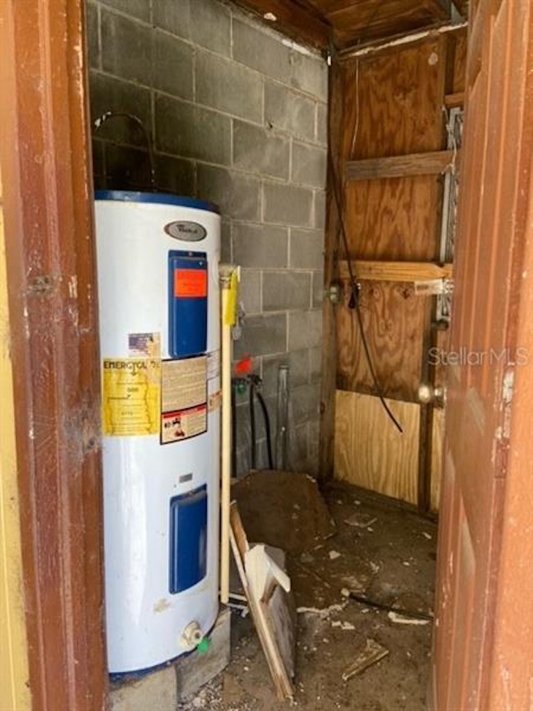 Photo 9 of 10 - 20715 Mickens Dr, Dade City, FL 33523