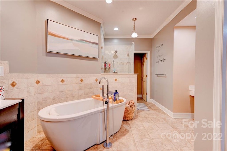 Photo 11 of 32 - 103 Medallion Ct, Gastonia, NC 28056