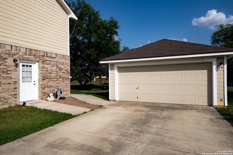 Photo 5 of 25 - 9332 Remuda Path, San Antonio, TX 78254