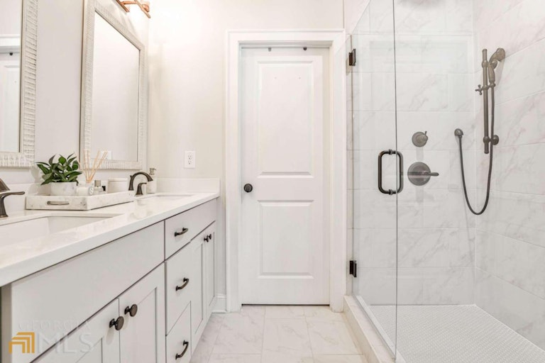 Photo 27 of 42 - 4213 Deming Cir, Atlanta, GA 30342