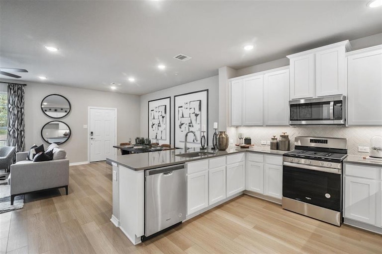 Photo 4 of 24 - 2830 Scanlan Mdw, Missouri City, TX 77459