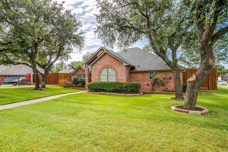 Photo 4 of 40 - 509 Arbor Lawn Dr, Burleson, TX 76028