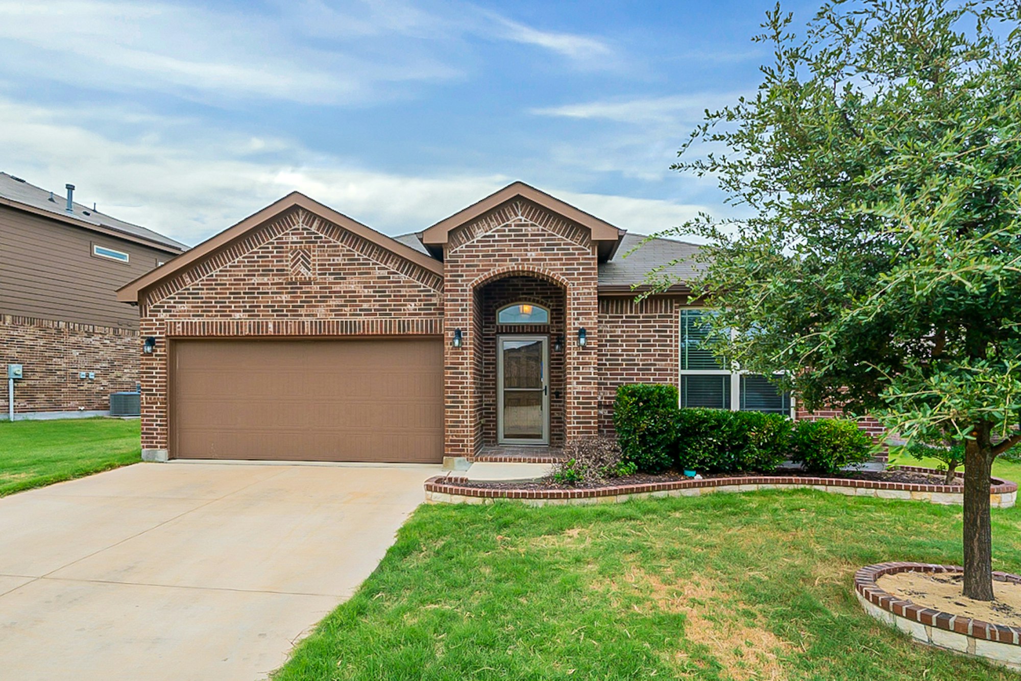 Photo 1 of 18 - 1744 Falling Star Dr, Haslet, TX 76052
