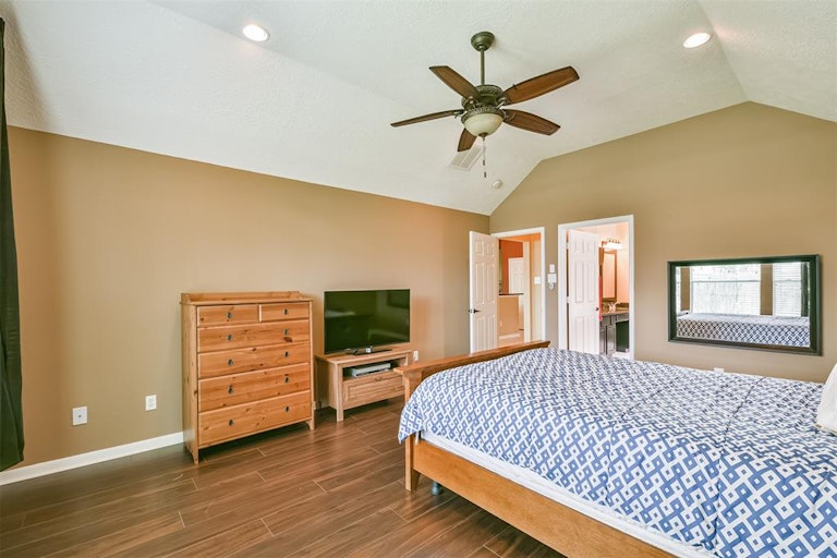 Photo 27 of 41 - 3111 Genessee Creek Ln, Friendswood, TX 77546
