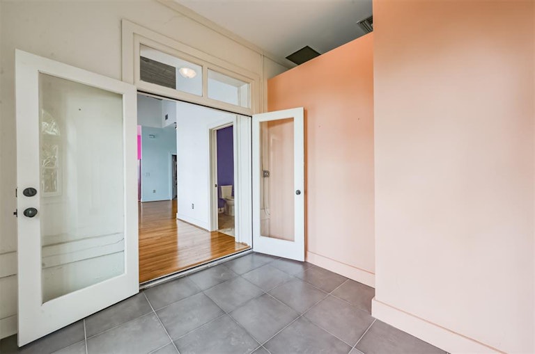 Photo 17 of 44 - 2700 Albany St #3B, Houston, TX 77006