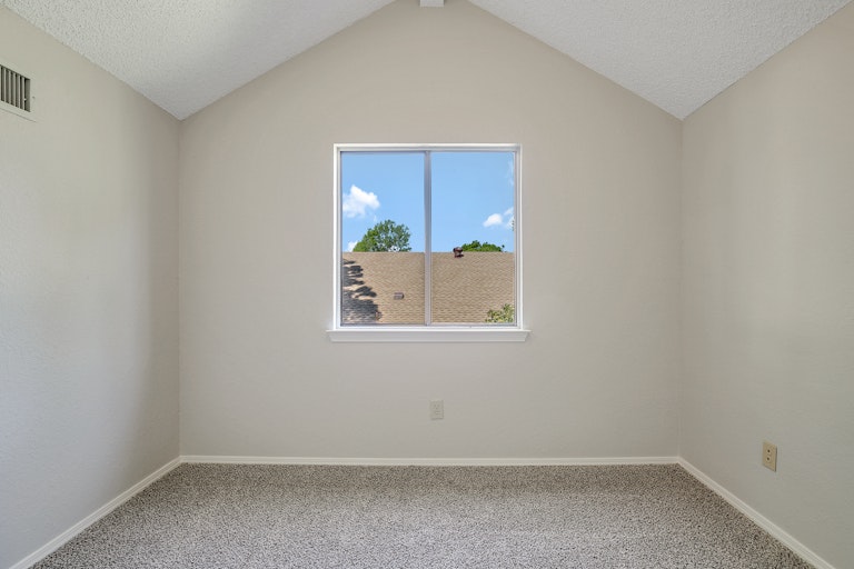 Photo 23 of 27 - 2316 Hollybush Ln, Bedford, TX 76021
