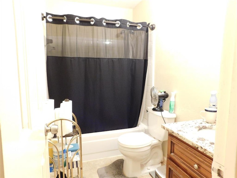 Photo 14 of 25 - 3910 Spring Meadow Dr, Pearland, TX 77584