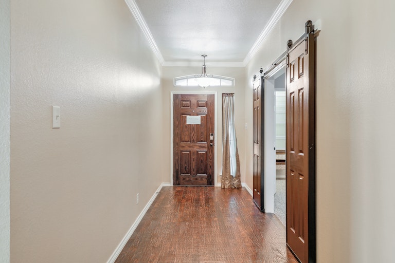 Photo 5 of 25 - 8705 Vista Royale Dr, Fort Worth, TX 76108