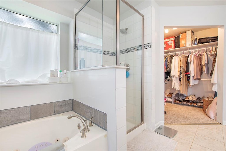 Photo 16 of 32 - 12 Monterey Dr, Roanoke, TX 76262