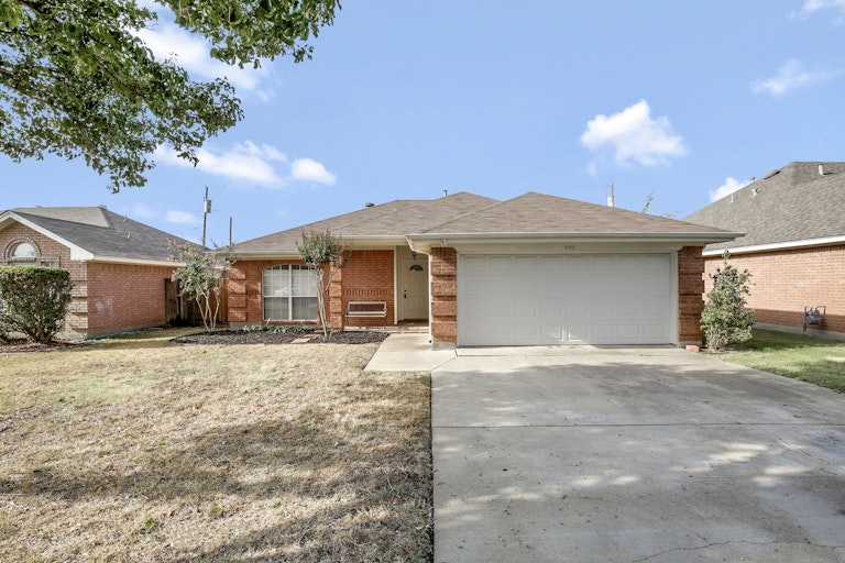 Photo 4 of 25 - 950 Meadow Cir N, Keller, TX 76248