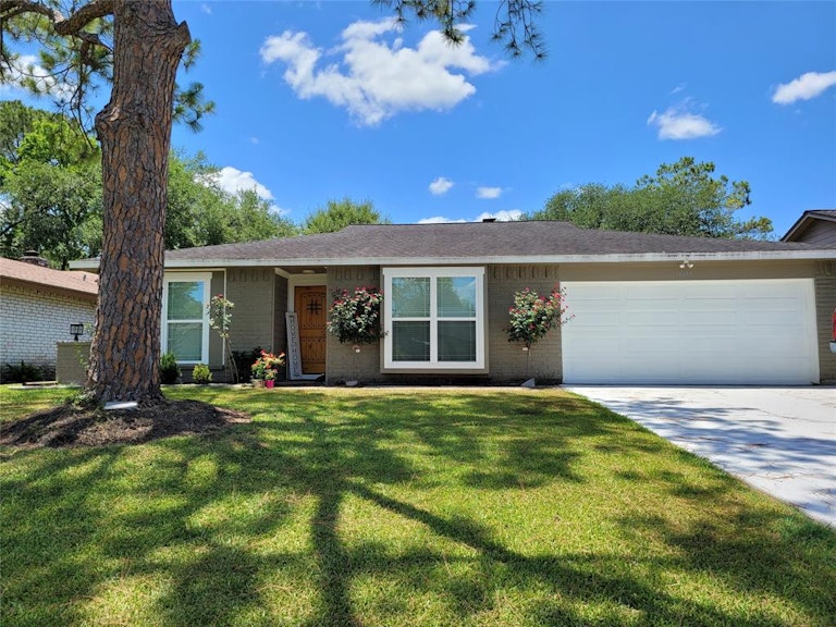 Photo 1 of 21 - 16618 Townes Rd, Friendswood, TX 77546