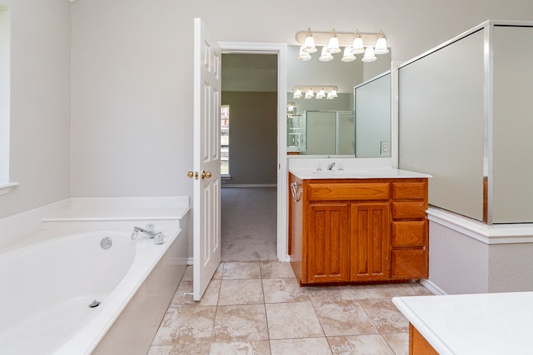 Photo 6 of 25 - 10170 Meadowcrest Dr, Benbrook, TX 76126