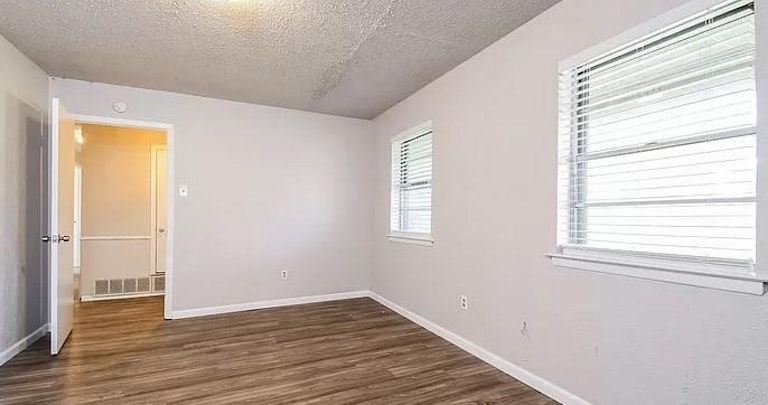 Photo 3 of 30 - 922 SE 5th St, Grand Prairie, TX 75051