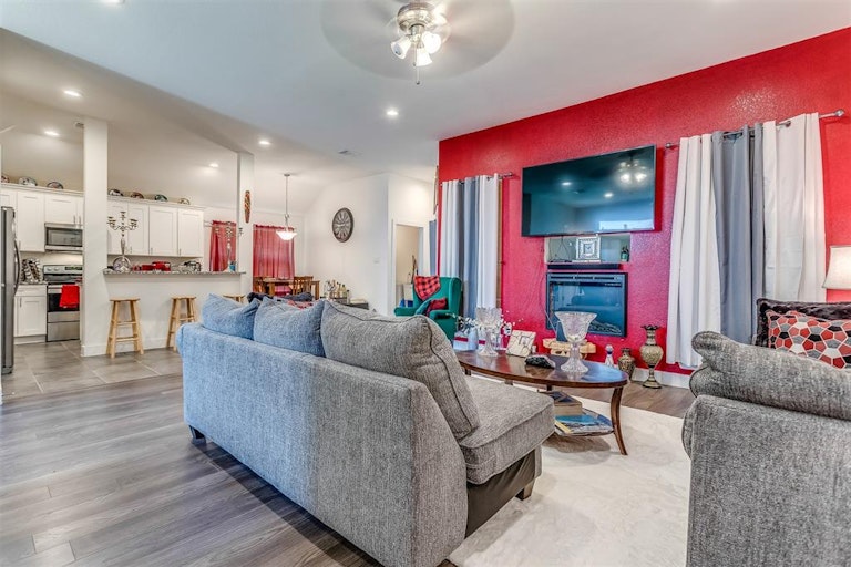 Photo 18 of 35 - 1201 Roan Dr, Lancaster, TX 75134