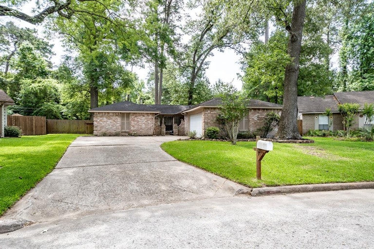 Photo 3 of 33 - 2774 Tinechester Dr, Kingwood, TX 77339