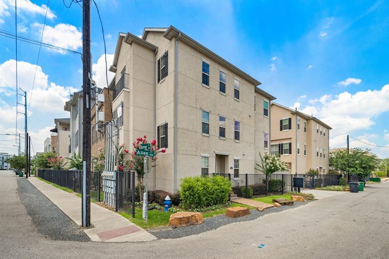 Photo 1 of 35 - 1123 Bonner St, Houston, TX 77007