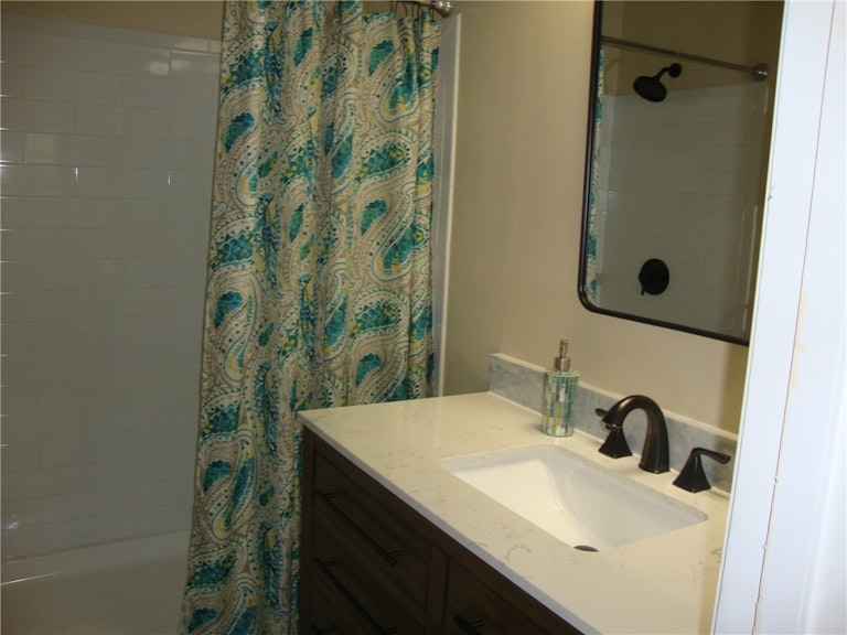 Photo 18 of 25 - 10716 Sunny Ln, Jonestown, TX 78645