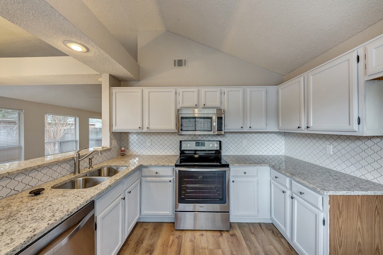 Photo 8 of 21 - 6401 Mercedes Dr, Arlington, TX 76001