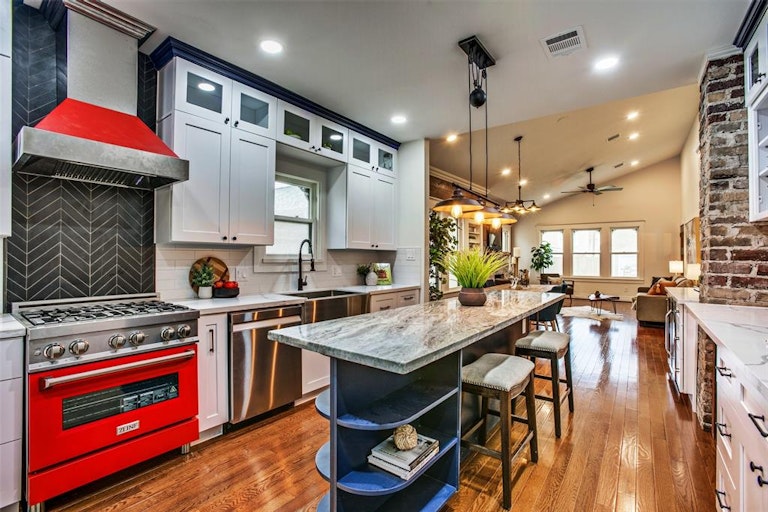Photo 13 of 38 - 724 W Melwood St, Houston, TX 77009
