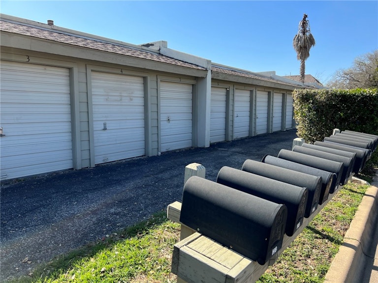 Photo 17 of 24 - 100 Lido Cir Unit H1, Lakeway, TX 78734