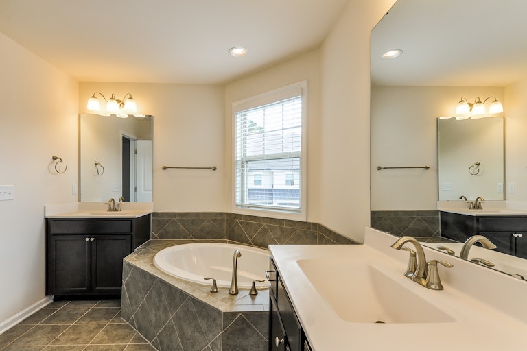 Photo 4 of 25 - 7813 Honeysuckle Bend Dr, Raleigh, NC 27616