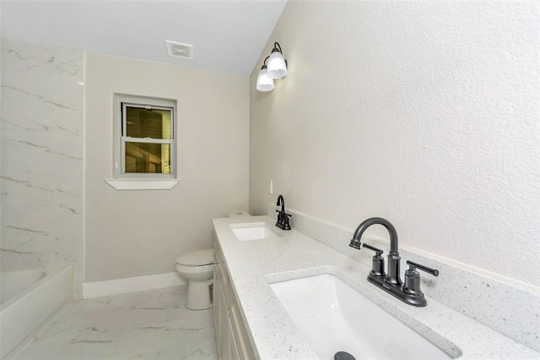 Photo 12 of 34 - 1341 Stafford Dr, Fort Worth, TX 76134