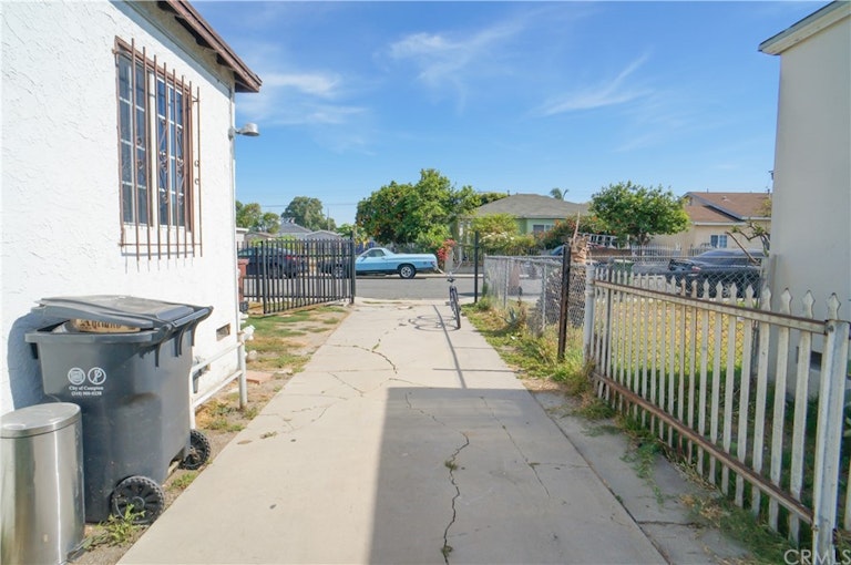 Photo 15 of 16 - 633 W Cressey St, Compton, CA 90222