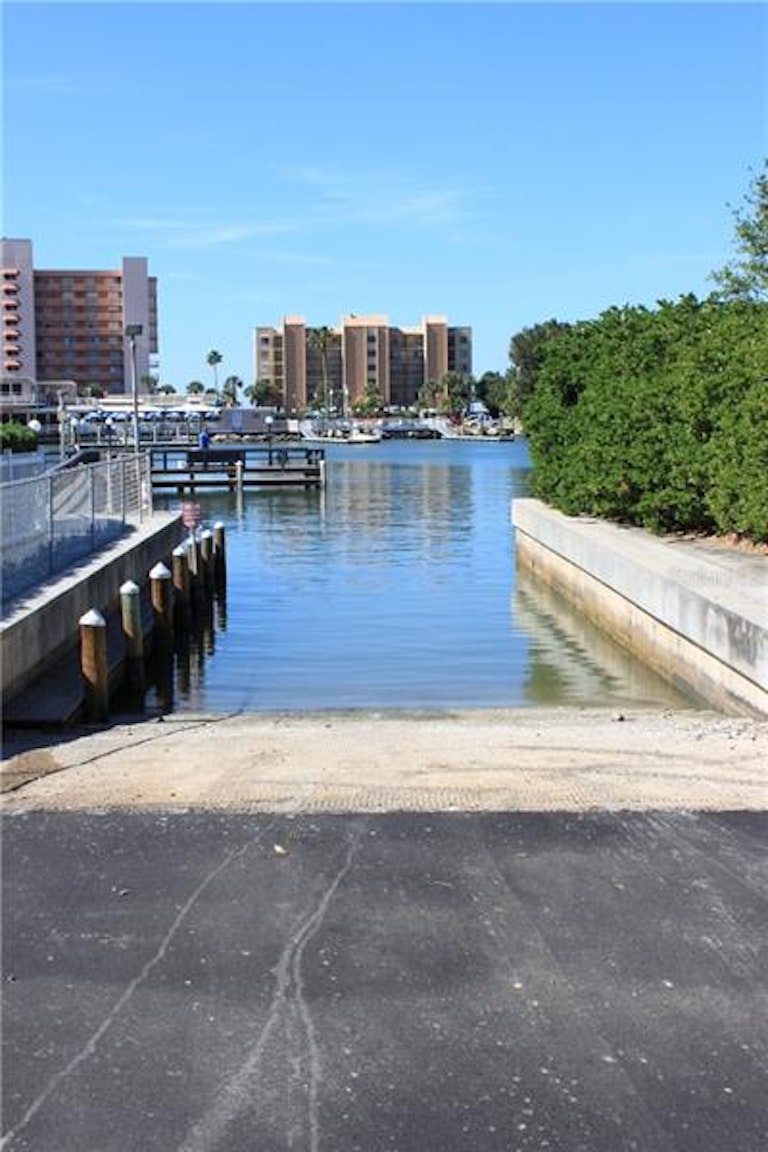 Photo 19 of 25 - 14392 Yacht Club Blvd, Seminole, FL 33776