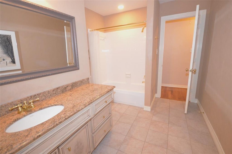 Photo 33 of 44 - 5003 Kingsland Ct, Sugar Land, TX 77479