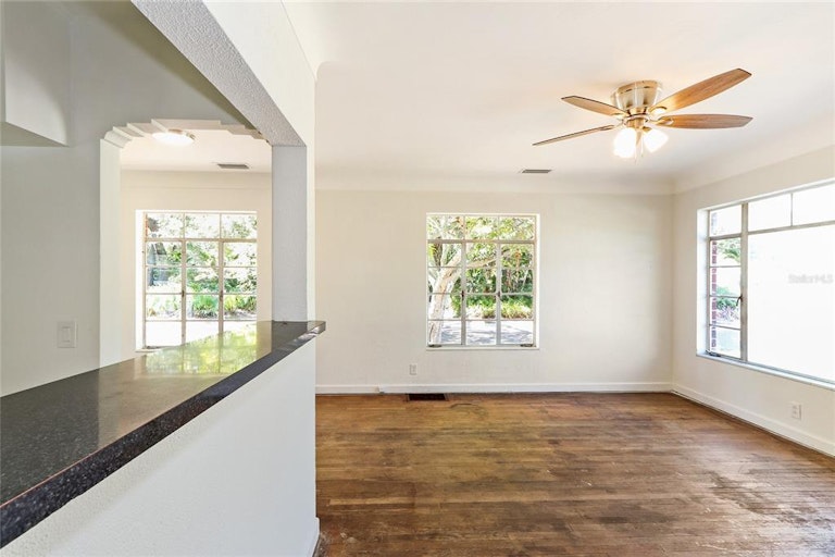 Photo 16 of 35 - 2601 Upton St S, Gulfport, FL 33711
