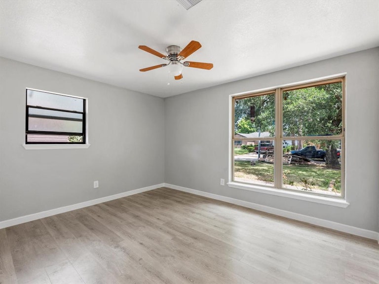 Photo 13 of 22 - 5310 Castlecreek Ln, Houston, TX 77053