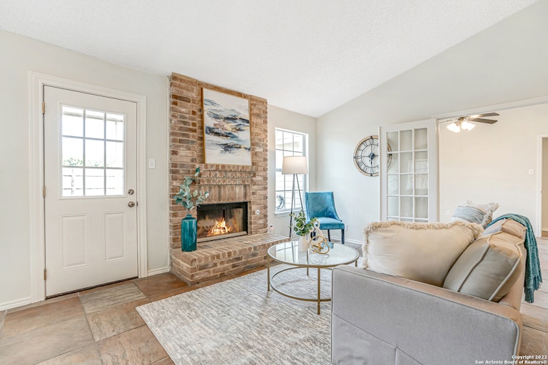 Photo 10 of 35 - 7418 Windbridge, San Antonio, TX 78250