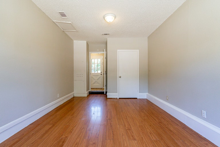Photo 13 of 25 - 11740 Fernald Ave, Dallas, TX 75218