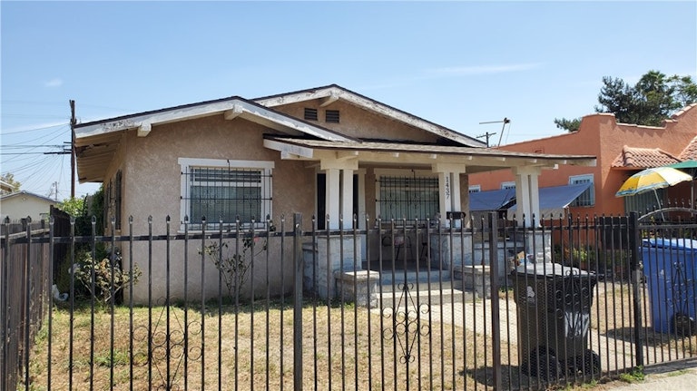 Photo 2 of 7 - 1437 W 54th St, Los Angeles, CA 90062