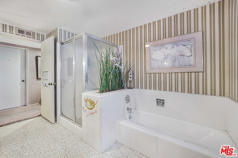 Photo 20 of 23 - 18116 Chardon Cir, Encino, CA 91316