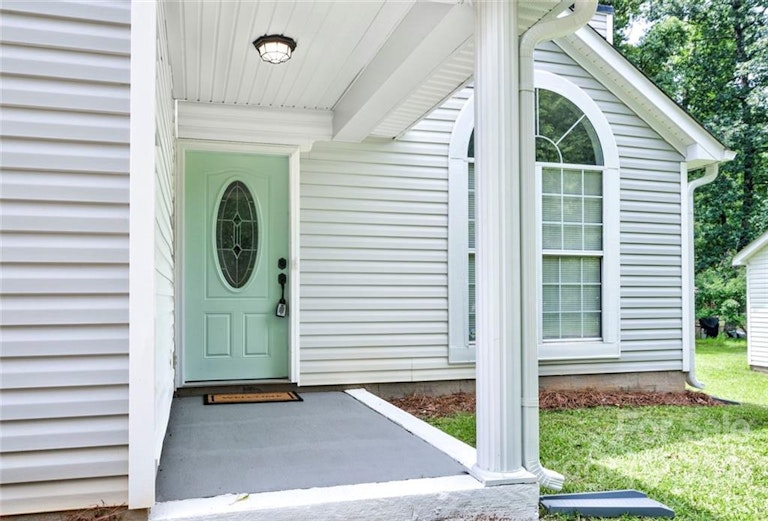 Photo 2 of 18 - 7731 Ivy Hollow Dr, Charlotte, NC 28227