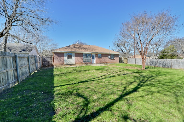 Photo 18 of 21 - 201 S 3rd Ave, Mansfield, TX 76063