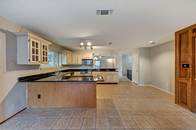Photo 7 of 24 - 6944 Bentley Ave, Fort Worth, TX 76137