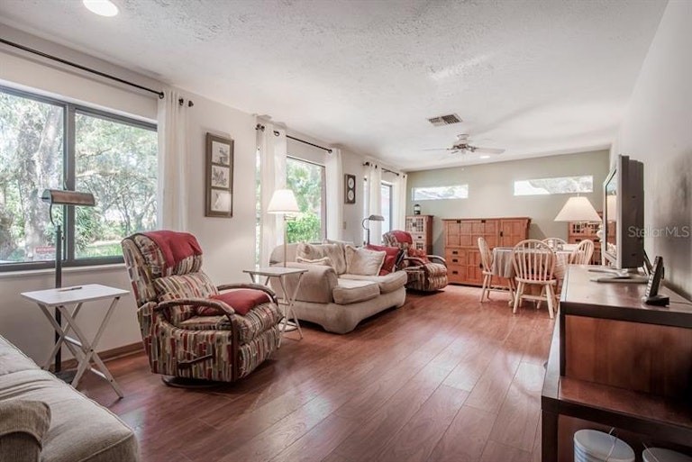 Photo 12 of 25 - 6943 Rivergate Ave, Temple Terrace, FL 33637