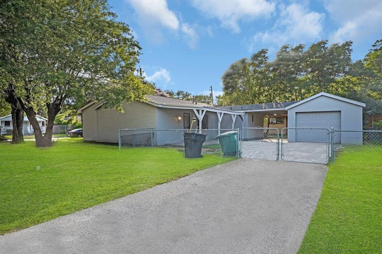Photo 3 of 19 - 6302 Crane St, Houston, TX 77026