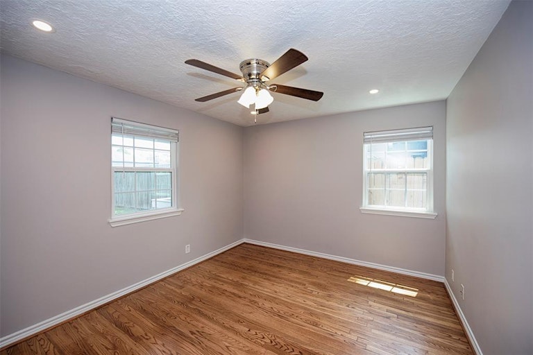 Photo 26 of 36 - 4910 Nina Lee Ln, Houston, TX 77092
