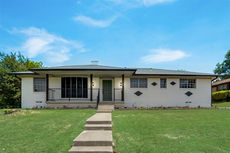 Photo 1 of 18 - 820 Ray Andra Dr, Desoto, TX 75115