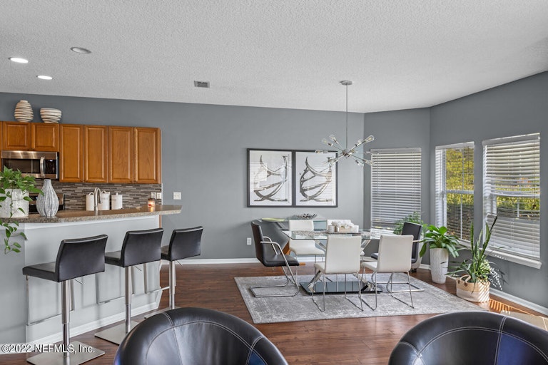 Photo 10 of 40 - 6304 Pendragon Pl, Jacksonville, FL 32258
